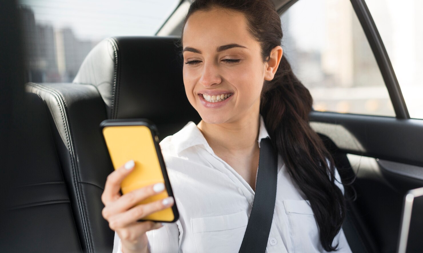 pasajero usando su telefono movil auto 23 2148510543